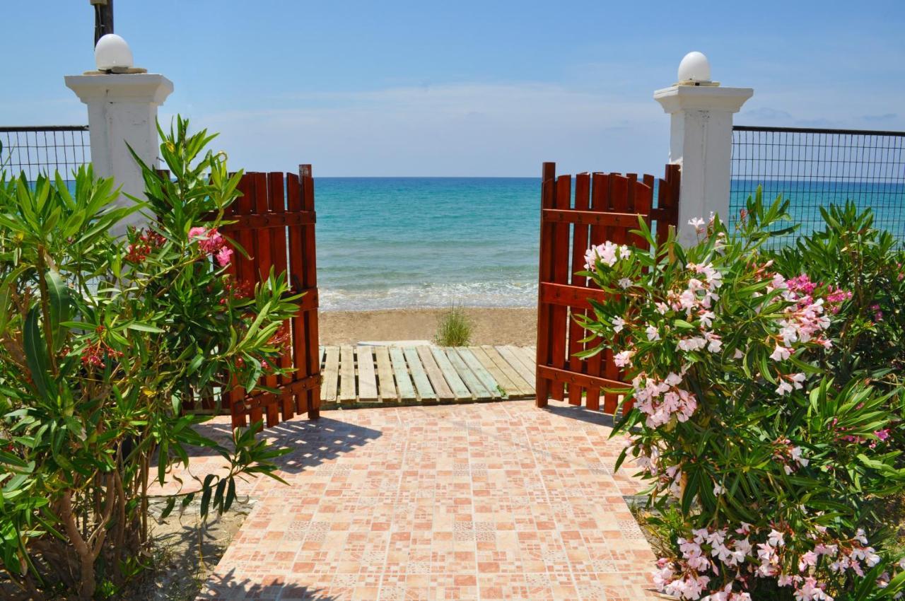 Beachfront Vacation Home Eftichia Agios Gordios  Exterior photo