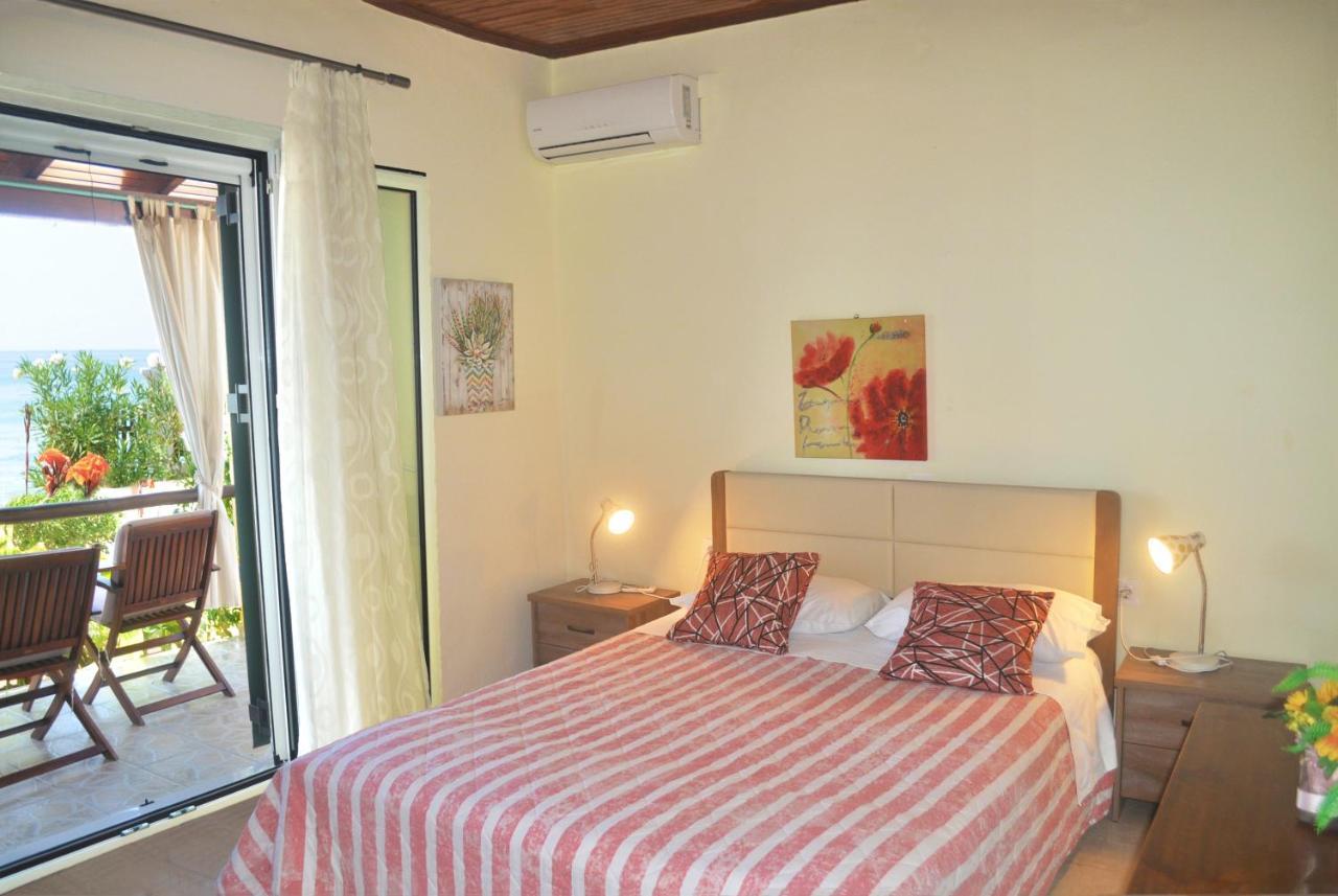 Beachfront Vacation Home Eftichia Agios Gordios  Exterior photo